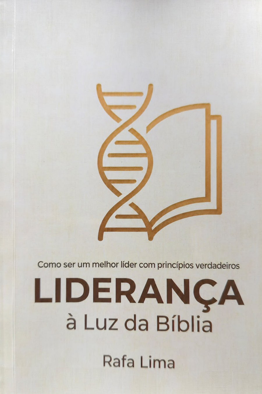 Capa do livro Liderança à Luz da Bíblia, de Rafa Lima: fundo claro com textura de tecido, desenho dourado de uma dupla hélice que se abre em um livro, e o título em marrom